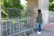 El Ayuntamiento procedió  ayer a vallar los accesos a El Parral para impedir concentraciones de gente durante el Curpillos. / ISRAEL L. MURILLO