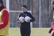 Nacho Fernández dirigió ayer la primera sesión de entrenamiento en Castañares-Raúl G. Ochoa