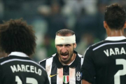 Chiellini arenga a sus compañeros ante Marcelo y Varane, en la ida en Turín.-Foto:   AFP / MARCO BERTORELLO