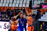 Lima intenta superar a Lebeyrie en un lance del encuentro de ayer.  ACB PHOTO