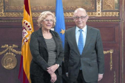 La alcaldesa de Madrid, Manuela Carmena, y el ministro de Hacienda, Cristóbal Montoro, en una reunión el pasado año.-/ EFE / KIKO HUESCA