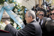 Lotito, presidente del Lazio, hace una ofrena floral a una sinagoga de Roma.-CLAUDIO PERI