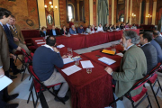 El alcalde, Javier Lacalle, presidió una nueva reunión del Consejo Social, ayer, en el Salón Rojo del Teatro Principal.-ISRAEL L. MURILLO