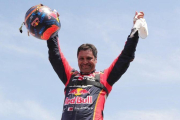 El catarí Nasser Al-Attiyah (Toyota) celebra su tercera victoria en el Dakar.-EL PERIÓDICO