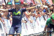 Alejandro Valverde celebra su triunfo sobre Carlos Barbero -derecha-, ayer, en Cáceres.-TWITTER/@MOVISTAR_TEAM