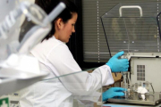 Una investigadora trabaja en uno de los laboratorios del centro.-ECB