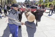 El ‘mayo’ es una de las cargas que portan las tres carretas con las que viajan, en las que llevan también cubas de brea, vigas y lana entre otras cosas.-S. O.
