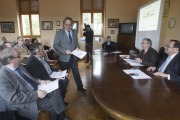 Reunión de la Junta Directiva de Adeco Camino ayer en el Ayuntamiento de Tardajos.-RAÚL G. OCHOA
