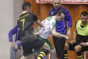 Ercilla conduce un balón en un choque en el Polideportivo Círculo-Santi Otero
