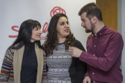 Silvia Adrián y Estrella Paredes, secretarias de Igualdad de la Ejecutiva Provincial y de la Agrupación Municipal, ayer, con Luis Tudanca.-SANTI OTERO