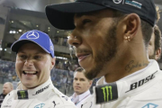 Valtteri Bottas y Lewis Hamilton sonrien tras lograr el finlandés la última pole de la temporada en Abu Dabi.-AP