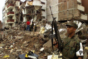Un soldado vigila la localidad de Armenia, en Colombia, mientras las fuerzas de rescate buscan supervivientes del terremoto de enero del 1999.-RICARDO MAZALAN