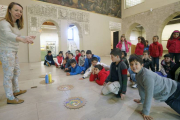 Los niños de segundo de Primaria atienden las explicaciones de la Niña Vero en el Arco de Santa María.-RAÚL G. OCHOA
