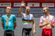 Alejandro Valverde, flanqueado en el podio por Luis León Sánchez y Jesús Herrada.-EFE / MARCIAL GUILLLÉN