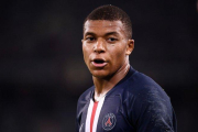 Mbappé durante un partido con el PSG.-AFP
