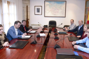 El portavoz de la Diputación, Borja Suárez, y el presidente provincial, César Rico (izquierda), en el Ayuntamiento de Treviño.-ICAL