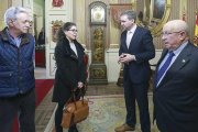 Lacalle recibió a la nueva directora, Marta Pilar Hernando, acompañada por el presidente (d.) y el vicepresidente.-Raúl Ochoa