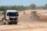 Las máquinas preparan los terrenos en Frandovínez por donde se realizará el trazado ferroviario del AVE a su paso por este término municipal.-ISRAEL L. MURILLO