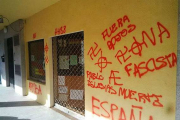 Pintadas en la sede de Podemos en San Lorenzo del Escorial (Madrid), este sábado.-PODEMOS