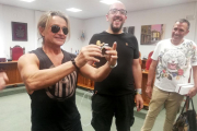 Nacho Cano, con una réplica suya en miniatura, junto al director del Sonorama, Javier Ajenjo, y su mánager, Javier Adrados, ayer, en Aranda de Duero.-D. S. M.