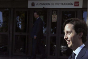El pequeño Nicolás a las puertas de los juzgados en Madrid.-EL PERIÓDICO (EFE / FERNANDO ALVARADO)