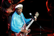 Fotografía de archivo del 26 de marzo de 2008 del compositor y guitarrista estadounidense Chuck Berry durante un concierto en el auditorio de Castellón.-EFE