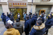 Rosa Niño rodeada de una treintena de vendedores a las puertas de la sede de Comercio. SANTI OTERO