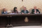 El presidente de la Diputación, César Rico (centro), en  la firma del convenio.-D.S.M.
