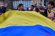 Colombianos celebran con una bandera los resultados del referéndum, en Bogotá.-AFP / DIANA SANCHEZ