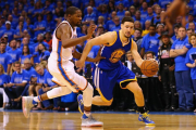 Thompson conduce el balón ante Durant en el sexto partido-Maddie Meyer / AFP