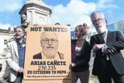 Unos manifestantes protestan por la candidatura de Cañete, en Bruselas.-
