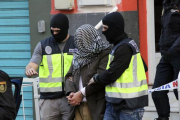 La policía traslada a uno de los detenidos en Ceuta el pasado 7 de febrero.-EFE / ARCHIVO
