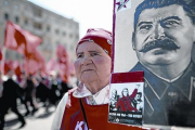 Una manifestante comunista porta un retrato de Stalin en Moscú.-JUAN MANUEL PRATS