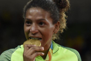 Rafaela Silva muerde el oro ganado en judo.-EL PERIÓDICO