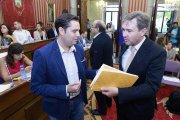 Daniel de la Rosa hablaba ayer con Javier Lacalle.-RAÚL G. OCHOA