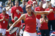 La tenista española Garbiñe Muguruza, eufórica, tras vencer por 7-6 (4) y 6-0 a la italiana Francesca Schiavone.-EFE