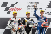 John McPhee, junto a Jorge Martin (izquierda) y Fabio Di Giannantonio (derecha) en el podio de Brno.-EFE