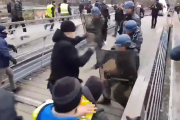 El boxeador Cristophe Dettinger golpea a los policías franceses para defender a los chalecos amarillo-