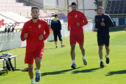 Álvaro del Val (izquierda) durante un entrenamiento de pretemporada con el Burgos CF.-ISRAEL L. MURILLO