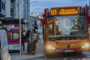 Varios pasajeros se suben al autobús de la Línea 1 en la calle Vitoria de la capital burgalesa. ISRAEL L. MURILLO