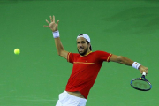 El tenista español Feliciano López se enfrenta al rumano Marius Copil durante su partido de la eliminatoria de segunda ronda del Grupo Mundial I de Copa Davis entre Rumanía y España en Cluj.-EFE/Robert Ghement