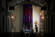 Un indio católico reza en la iglesia de Nuestra Señora de Lourdes, en Hyderabad (India). /-AP / MAHESH KUMAR