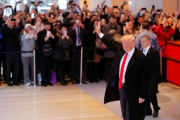 Trump saluda a su salida de la entrevista con 'The New York Times' .-AFP