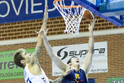 Javi Vega en acción en el duelo del sábado en Pumarín-UF Oviedo