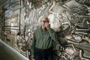 Isacio de la Fuente, junto a la imponente pieza ‘Arbeit Macht Frei’, en la Sala Círculo Central.-Raúl Ochoa