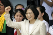 La nueva presidenta de Taiwán, Tsai Ing-wen, saluda a la multitud asistente a la ceremonia de posesión del cargo.-EFE / BRITCHIE B. TONGO