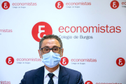 Carlos Alonso de Linaje, durante la presentación del Informe de la Economía Provincial. TOMÁS ALONSO
