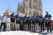 Varios jugadores de la plantilla posan con las camisetas que se subastarán próximamente-Raúl G. Ochoa