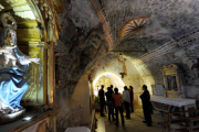 Turistas recorren la Cueva Ermita de San Bernabé para contemplar sus maravillas.-ISRAEL L. MURILLO