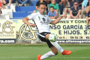 Odei realiza el pase que permitió a Diego Suárez marcar el 0-1 en Linares.-ISRAEL L. MURILLO